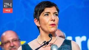 A nemrégiben kirobbant nyelvtudás vitában nem vett részt, sok politikustársával ellentétben ő négy nyelven beszél, orosz, bolgár, angol és német. Klara Dobrev A Party Should Not Be Allowed To Take Over Hungary Again