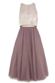 Pocas veces pensamos en faldas largas y elegantes para estas ocasiones. 30 Vestidos Para La Invitada Perfecta Vestido Midi Con Falda Plisada Moda El Mundo Pantalones Para Boda Vestidos De Fiesta Vestidos Para Bautizo