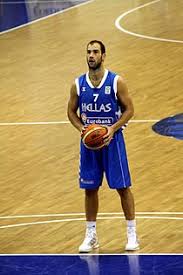 Spanoulis'in 2010 yazında panathinaikos'tan olympiacos'a transferi, olympiakos'un panathinaikos ile şiddetli rekabeti göz önüne alındığında, kariyerinde yeni bir adım oldu. Vasilis Spanulis Vikipedi