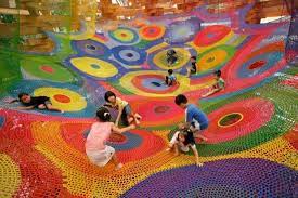 Truco de multiplicación para niños. Toshiko Horiuchi Macadam Juegos Para Ninos Con Tejidos A Crochet En El Museo Al Aire Libre En Hakone Japon Arte Ganchillo Macadam Cubierta De Hilo