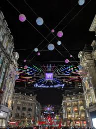 La plus longue éclipse totale de lune du xxie siècle a fait rougir notre satellite vendredi, éblouissant des spectateurs dans le monde entier, tandis que la frustration à londres. Les Plus Belles Decoration De Noel A Londres Et A Paris De Nicher