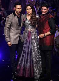 Varun Dhawan Kareena Kapoor Khan And Manish Malhotra Pose On The Ramp At The Lakme Fashion Week Winter Festive 2 Indian Outfits Lehenga Fashion Indian Outfits
