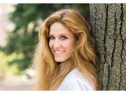 She won the deutscher jugendliteraturpreis (german children´s literature award), jugendjury (youth jury) prize in 2011 for her thriller novel erebos, which has been translated into 22 languages. Schriftstellerin Ursula Poznanski Im Gesprach Familien Welt De