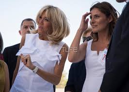 «σοβαρή» αλλά «μεμονωμένη» ενέργεια χαρακτήρισε ο γάλλος κυβερνητικός εκπρόσωπος το χαστούκι από άγνωστο άνδρα στον εμανουέλ μακρόν χθες κατά την επίσκεψή του στη νοτιοανατολική γαλλία. Mpety Mpaziana Me Tria Diaforetika Look Ypodexthke Thn Mprizit Tronie Kai Ton Emanoyel Makron Pics