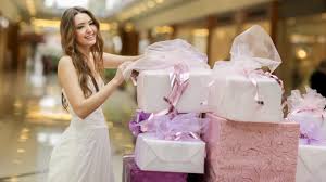 Was kann man männern zu weihnachten schenken? Hochzeitsknigge Fur Gaste Das Geschenk Wie Viel Ausgeben Was Schenken