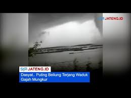 Menurut kepala desa (kades) sendang, kamto, angin tersebut muncul sekira pukul 16.00 wib. 4afb0 5sy66esm