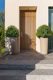 Garten Mit Naturlichem Swimming Pool Gartengestaltung Moderne Eingangstur Haus Aussendesign Moderner Eingang