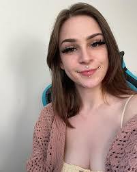 Amanda Enyart's Instagram, Twitter & Facebook