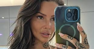 Hélène Boudreau révèle combien d'argent elle gagnait à l'époque où elle  était tatoueuse