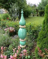 Die Stele Besteht Aus Sechs Einzelelementen Aus Keramik Die Auf Einen 16 Mm Sta In 2020 Gartenkugeln Stelen Garten Gartenskulptur