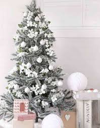 Soluzioni per la definizione *grandi alberi con i fiori bianchi* per le parole crociate e altri giochi enigmistici come codycross. Alberi Di Natale 2017 Decorazioni Di Natale Bianche Decorazione Festa Bianco Natale