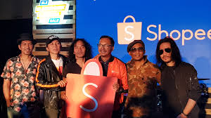 Contoh foto buku tahunan | jasa desain grafis online foto tahunan tema maskulin :. Lebih Maskulin Shopee Gandeng Slank