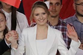 Propozycja layoutu dla platformy bnovation. Corka Andrzeja Dudy Kim Jest Kinga Duda