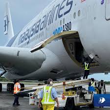 Kapal terbang yang mempunyai berat 250 tan sudah melengkapkan ujian enjin. Hanya Mas Guna Pesawat Penumpang Terbesar Airbus A380 Bawa Kargo Ke London Soyacincau Com