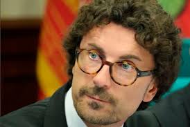 A partire dal 1999 è ufficiale di complemento dell'arma dei carabinieri, ma abbandona. Governo Conte Danilo Toninelli E Ministro Delle Infrastrutture