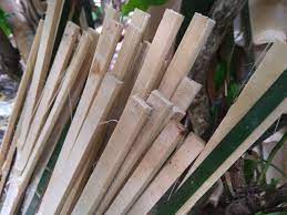 Haluskan bagian potongannya menggunakan pisau atau amplas. Cara Membuat Tirai Bambu Anak Arsitektur