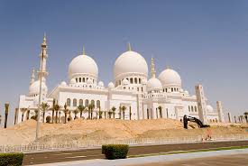 Nie ma tam miejsca dla bandy wrzeszczących psychopatów z maczetami. Projekt Moschee Abu Dhabi Erco