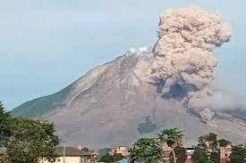 6 gunung berapi di indonesia yang meletus dalam 2 tahun terakhir. Gunung Sinabung Kembali Erupsi Tinggi Kolom Abu Hingga 3 460 Mdpl Halaman All Kompas Com