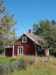 En feng shui nybegynner vil insistere på at å ha en rød dør er veldig heldig for et hus. Torp Sommerhus Rodt Hus Med Hvidt Trim September Sverige Pikist