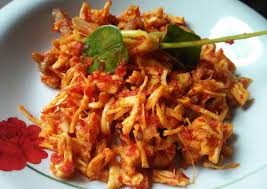 Ayam suwir pedas siap dijadikan lauk untuk menemani nasi hangat. Resep Membuat Ayam Suwir Pedas Manis