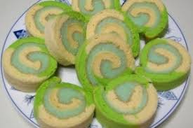 3 oua mari, 5 linguri de zahar, 5 linguri faina, 3 linguri ulei, 1/2 lgta coaja de lamaie, 1 lgta praf de copt, 500 ml frisca lichida, 5 galbenusuri, 1 lingurita extract de vanilie, 200 ml lapte, 200 g capsuni, 3 linguri de zahar, 5 g gelatina+3 linguri apa rece, 100 g ciocolata alba. Rulada In Culori