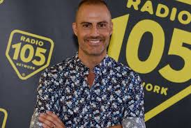 Ne sa qualcosa dodi battaglia, chitarrista e cantante dei pooh, che si è preso un bello spavento quando ha visto il figlio daniele a letto con la moglie di quello che credeva un pericolosissimo boss della malavita. Twxqxybmdqzjym