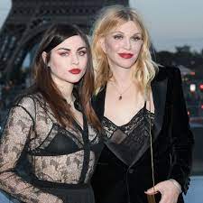 Kurt cobain&courtney love, their daughter frances bean cobain and sinéad o'connor at the mtv video music awards (1993). Courtney Love And Daughter Frances Bean Cobain Stepped Out In Matching Beauty Looks At Saint Laurent S Spring 2018 Show In Paris Vogue
