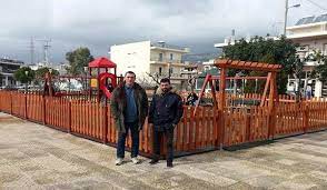 Σε μια προσεκτικά σχεδιασμένη τελετή στο δημοτικό αμφιθέατρο «μίκης θεοδωράκης» πραγματοποιήθηκε υπό τον καλοκαιρινό ουρανό την παρασκευή 2 ιουλίου. Nea Paidikh Xara Stis Axarnes Dwrea Toy Sta8h Topalidh Kai Toy Mixalh Tsorpatsidh Dytikh Ox8h
