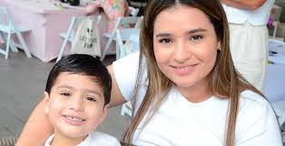 Alegre fiesta de piscina para Aitana Galeano