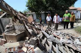 Kuatnya goncangan gempa bumi lombok kali ini dapat dirasakan di banyuwangi, denpasar, kuta, situbondo, karangasem, malang bahkan hingga bima, waingapu dan makassar. 6 Fakta Terbaru Gempa Lombok Kekurangan Air Bersih Hingga Pembangunan Rumah Korban Halaman All Kompas Com