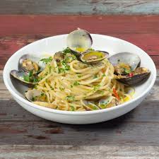1 kg vongole veraci grosse, 200 g spaghetti, 1 testa d'aglio, 1 peperoncino fresco, prezzemolo fresco, prezzemolo riccio, basilico, olio, sale. Casa Pappagallo Spaghetti Alle Vongole Facebook