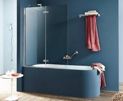 Da un lato la praticità della doccia, dall'altro l'impagabile sensazione di benessere e rigenerazione data da un bagno caldo concesso alla fine di una lunga giornata. Vasca E Doccia Insieme Per Risparmiare Spazio Cose Di Casa