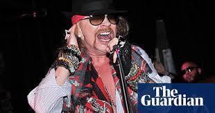 The lineup, when first signed to geffen records in 1986, consisted of vocalist axl rose, lead guitarist slash, rhythm guitarist izzy stradlin, bassist duff mckagan, and drummer steven adler. Guns N Roses Fail To Ignite Reading Festival 2010 Reading And Leeds Festival The Guardian