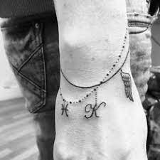 Vous pouvez vous faire tatouer n'importe quel motif on débute avec ce qu'il se fait de plus simple et discret en termes de tatouages de bracelet pour femme. Tatouage Bracelet