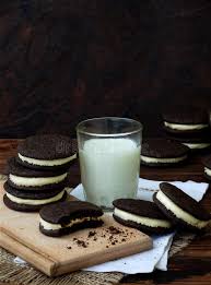 Biscuits Faits Maison De Chocolat D Oreo Avec De La Creme De Guimauve Et Le Verre Blancs De Lait Sur Le Fond Fonce Foyer Selectif Image Stock Image Du Guimauve Foyer 88333887