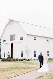 White Barn Wedding At The White Sparrow In Quinlan Texas Barn Wedding White Barn House Styles