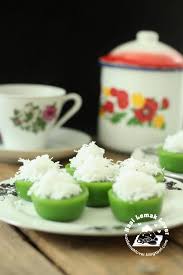 Add 120 g of water to 25 g pandan leaves, blend until smooth, extract 100 g of pandan juice. My Sil From Kuantan Is Very Good In Making Kuih Muih This Kuih Kosui Pandan Recipe Shared By Her Is Easy To Follow And Taste Asian Snacks Food Sharing Recipes