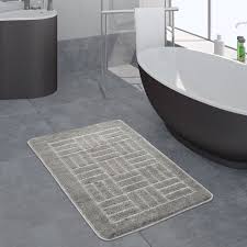 La douche, parée d'une mosaïque grise sur un pan de mur, fait face au meuble vasque en bois, discret. Tapis Salle De Bain Moderne Tapis De Bain Motif A Carreaux Uni Gris 50x80 Cm Cdiscount Maison