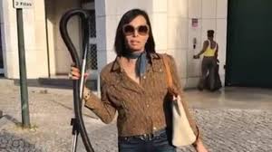 She has a brother named sergio vieira and a sister named gabriela castelo branco da silva vieira. Video Jose Castelo Branco Passeia Pela Rua De Aspirador Na Mao