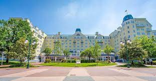 Véritable porte d'entrée vers la magie, le disneyland hotel. Disney S Newport Bay Club Hotel With Maritime Ambience In Disneyland Paris