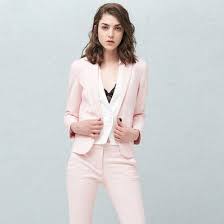 Un des grands atouts du tailleur pantalon femme chic pour mariage est que les pièces dont il est composé peuvent être combinées avec d'autres vêtements, ainsi vous avez plus de variantes de. Invitee De Bapteme Ou De Mariage Etre Elegante En Pantalon
