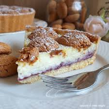 La cheesecake agli amaretti (o il cheesecake…sta cosa del femminile o maschile non mi è ancora ben chiara) è buonissima e, anche se gli amaretti sono visti per lo più come un biscotto invernale è. Torta Frolla Cheesecake Amaretti E Marmellata Cucinare E Come Amare