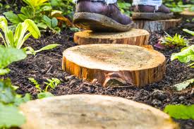 Choisissez un tronc d'arbre sain et de préférence bien sec. 4 Idees Deco Avec Tronc Et Rondin De Bois Diy Detente Jardin