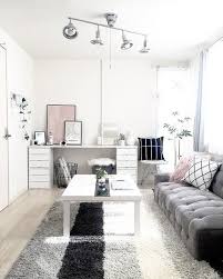 シンプルな部屋の作り方 一人暮らしの部屋を実用的 おしゃれにする方法とは とりぐら 一人暮らしの毎日がもっと楽しく インテリア 家具 部屋 シンプル 小さな部屋のインテリア