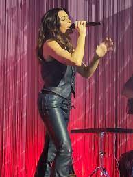 Trop d'amour : Un concert inoubliable de Jenifer | TikTok