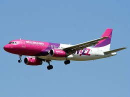 Bagajul personal suplimentar poate fi o geantă de umăr, o geantă de laptop sau o geantă de aparat foto, care să nu depășească dimensiunile maxime de 40x30x18 cm. Wizz Air A Schimbat Politica De Bagaje Ce Lucruri Pot Fi Luate In Avion
