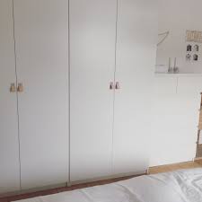 With ikea's pax system wardrobe, you can tailor made with the color, style, doors, and the interiors to get your clothes organised. Ikea Pax Hack Ledergriffe Diy Leder Schlafzimmerrenovierung Ikea Ankleide Kleine Heimburos