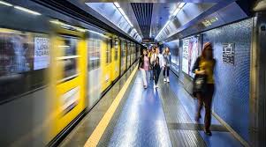 Alcuni itinerari possono avere una frequenza ridotta ed una durata del viaggio maggiore durante la notte. Napoli In Arrivo 19 Nuovi Treni Per Linea 1 Della Metro Minformo Com