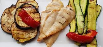 Adagiate sui petti di pollo una fettina di prosciutto cotto e una di formaggio, e arrotolateli insieme fino a formare degli involtini con degli stuzzicadenti. Petto Di Pollo Alla Griglia Tenerissimo Dietista Maria Alberghini