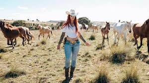 Elena Larrea, la mujer que gracias a OnlyFans logró impulsar un santuario  de caballos maltratados - Infobae